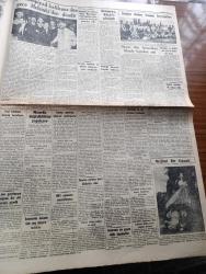 Cumhuriyet Gazetesi - 7 Ağustos 1952 - Bir Çift Söz De Benden Yazan Nadir Nadi Köşe Yazısı - Ortadoğu Kurucuları Arasında Konferans - Celal Bayar Dün Amerikan Filosu İle Hareket Etti - İran'da Müfrit Din Liderlerinden Akşamı Parlamento Başkanı Oldu - Yeni Hakimler Kanunu Hazırlandı - Son Olimpiyat Kafilemiz Dün Gece Helsinki'den Döndü Fotoğraf - İstanbul'un İcra Daireleri Reisliğine Tahsin Okur Tayin Olundu - Hayvan Çiftliği Yazan George Orwel Yazı Dizisi - Ruh Gurbetinde Yazan Kerime Nadir Yazı Dizisi - Fetih Yılı Kutlama Programı Hazırlandı - Dünyanın En Lüks Uçağı Kral İbnisuud İçin Hazırlanıyor - Medrano Sirki - Yeşil Ayna Yazan Hugh Walpole Yazı Dizisi - Bulmaca - Prodent Diş Macunu - Everest Tepesinin En Yüksek Noktasına Gene Çıkılamadı - Adnan Menderes - Celal Bayar'ın Manevralara Hareketinden Fotoğraflar - İzmir'e Gelen Yunan Seyyahları - Steyr Kamyon - Seiberling Lastikleri - Burla Biraderler - Sinire Çarpıntıya Baygınlığa Nevrol Cemal