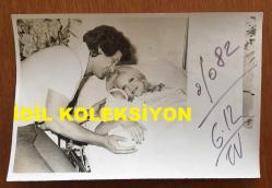 ŞARKICI NECO'NUN ORİJİNAL 2'Lİ FOTOĞRAF SETİ 18 x 12 cm EBADINDA - NECO ve EŞİ OYA GERMEN ÇİFTİ YENİ DOĞAN BEBEKLERİ NUR ZEYNEP'LE BİRLİKTE, 1978