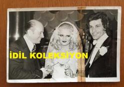 ŞARKICI NECO'NUN ORİJİNAL FOTOĞRAFI 18 x 12 cm EBADINDA - NECO, EŞİ OYA GERMEN'LE DÜĞÜNDE HATIRA FOTOĞRAFI ÇEKTİRİRLERKEN (AÇIKLAMAYI OKUYUNUZ)