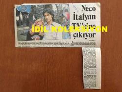 ŞARKICI NECO'NUN GAZETEDEN KESİLME FOTOĞRAFLI HABER KÜPÜRÜ - 26 x 26 cm EBADINDA - NECO, EŞİ OYA GERMEN'LE, ''NECO İTALYAN TV'SİNE ÇIKIYOR'' BAŞLIKLI HABER