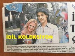 ŞARKICI NECO'NUN GAZETEDEN KESİLME FOTOĞRAFLI HABER KÜPÜRÜ - 26 x 26 cm EBADINDA - NECO, EŞİ OYA GERMEN'LE, ''NECO İTALYAN TV'SİNE ÇIKIYOR'' BAŞLIKLI HABER