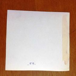 FİLİZ AKIN'IN ORİJİNAL FOTOĞRAFI - 12 x 12 cm EBADINDA - FİLİZ AKIN 1970'LERDE BİR YEŞİLÇAM FİLMİNDE USTA OYUNCU MUAMMER GÖZALAN İLE DEMİR PARMAKLIKLAR ARKASINDAN KONUŞURKEN