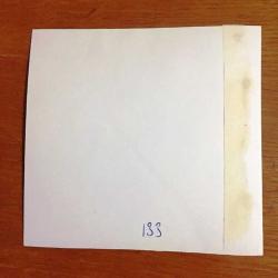 FİLİZ AKIN'IN ORİJİNAL FOTOĞRAFI - 11 x 11 cm EBADINDA - FİLİZ AKIN 1970'LERDE BİR YEŞİLÇAM FİLMİNDE YAKIŞIKLI JÖN EDİZ HUN'LA AYNI KAREDE, FİLİZ AKIN BEYAZ KÜRKLÜ ŞAPKASI, EDİZ HUN GRİ PARDESÜSÜ İLE...