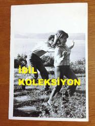 FİLİZ AKIN'IN ORİJİNAL FOTOĞRAFI - 18 x 12 cm EBADINDA - FİLİZ AKIN 1960'LARDA BİR YEŞİLÇAM FİLMİ SAHNESİNDE İSTANBUL BOĞAZI KENARINDA KOŞARKEN
