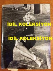 FİLİZ AKIN'IN ORİJİNAL BÜYÜK BOY FOTOĞRAFI - 24 x 18 cm EBADINDA - FİLİZ AKIN 1970'LERDE İSTANBUL BOĞAZI'NIN KENARINDA DENİZE KARŞI ŞIK ELBİSESİYLE OTURUP GÜLÜMSEYEREK POZ VERİRKEN ÇEKİLMİŞ ÇOK ÖZEL BİR KARE, NET KALİTEDE ORİJİNAL DÖNEM BASIMI (AÇIKLAMAYI OKUYUNUZ)