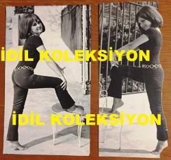 FİLİZ AKIN'IN ORİJİNAL BÜYÜK BOY 2'Lİ FOTOĞRAF SETİ - 24 x 14 cm ve 24 x 10 cm EBADINDA 2 ADET FOTOĞRAF - FİLİZ AKIN 1960'LARDA SİYAH SAÇLI İMAJI ve SİYAH GİYSİLERİYLE AYAĞINI SANDALYEYE KOYUP POZ VERİRKEN ÇEKİLMİŞ ÇOK ÖZEL 2 KARE