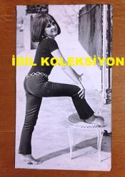 FİLİZ AKIN'IN ORİJİNAL BÜYÜK BOY 2'Lİ FOTOĞRAF SETİ - 24 x 14 cm ve 24 x 10 cm EBADINDA 2 ADET FOTOĞRAF - FİLİZ AKIN 1960'LARDA SİYAH SAÇLI İMAJI ve SİYAH GİYSİLERİYLE AYAĞINI SANDALYEYE KOYUP POZ VERİRKEN ÇEKİLMİŞ ÇOK ÖZEL 2 KARE