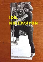FİLİZ AKIN'IN ORİJİNAL BÜYÜK BOY 2'Lİ FOTOĞRAF SETİ - 24 x 14 cm ve 24 x 10 cm EBADINDA 2 ADET FOTOĞRAF - FİLİZ AKIN 1960'LARDA SİYAH SAÇLI İMAJI ve SİYAH GİYSİLERİYLE AYAĞINI SANDALYEYE KOYUP POZ VERİRKEN ÇEKİLMİŞ ÇOK ÖZEL 2 KARE