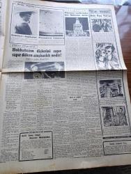 Cumhuriyet Gazetesi - 22 Eylül 1953 - Trakya'da Yapılacak Büyük Manevralar - Adalet Bakanı Osman Şevki Çiçekdağın Dünkü Tetkik Ve Ziyaretleri - Hasan Polatkan Amerika'daki Temaslarında Memnun Fotoğraf - Türk Basınının Büyük Kaybı Necmettin Sadak Vefat Etti - Kasım İşçiler İçin Doğum İstirahati 6 Haftadan 9 Haftaya Çıkarılacak - Beria'nın Rusya'dan Firar Edip Etmediği Belli Değil - Beyaz Köşkte Oturanlar Yazan Rikkat Köknar Yazı Dizisi - Surp Agop Hastanesi'nin Temeli Bugün Atılıyor - Tarihi Şahsiyetlerimizin Kıymetli Portreleri Yazan Haluk Y. Şehsuvaroğlu - 90 Bin Bıçak Yazan Burhan Felek Köşe Yazısı - Atom Silahlarının Yasal İlan Edilmesi - Beyoğluspor Selaniğe Gidiyor - Son Kahkaha Yazan Edison Marshall Yazı Dizisi - 1953 1954 Yunus Nadi Mükafatı En Güzel Hikaye Kısa Bir Yolculuk Yazan Mehmet Ekmekçi - Dünyanın 7 Garibesinden Biri Halikarnas Balıkçısı - Resimli Romanımız Bolo Paşa Vakası Yazan Pierre Gordeaux Yazı Dizisi - Pathe'nin Yeni Zaferi Sesli Sinemaya Makinesi