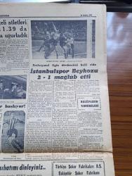 Cumhuriyet Gazetesi - 21 Haziran 1956 - Meclis Üç Bakan Sıtkı Yırcalı Hasan Polatkan Ve Fatin Rüştü Zorlu Suçsuz Gördü - Hariciye Vekili Fuat Köprülü'nün İstifasına Dair Dün Basına Verdiği Beyanat - Kıbrıs İçin Londra'dan Garanti Mi İstedik - Hilton'da Bir Yılda Neler Yenilmiş İçilmiş - Fenerbahçe Galatasaray Futbol Maçı - Rizeli Osman Kahya Ve Tevkif Edilmem - Karanlıkta Sesler Yazan Perihan Zorlu Yazı Dizisi - Rusya İle Yugoslavya Arasında İk Anlaşma - Cesaret Nedir Yazan Burhan Felek Köşe Yazısı- Melek Ve Sümer Sinemaları Boşaltıldı - Kazım İsmail Gürkan- Karacaoğlan Yazan Yaşar Kemal  Resimleyen Münif Fehim Yazı Dizisi - Resimli Romanımız Çifte Cinayet Yazan Pierre Gordeaux -- Mısır'da General Necib Dün Serbest Bırakıldı - Avrupalı Otelciler Vali Fahrettin Kerim Gökay İle Görüştü -  İstanbulspor Beykoz'u 2 1 Mağlup Etti - Futbolda Transfer Başlıyor - F.İ.F.A Kongresinden Dönen Tek Seçici Eşfak Aykaç Dedi Ki - Fenerbahçe Atletizm Takımı Antrenörü Reşad Erte - Piyale Makarnası