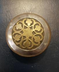 Enfiye Kutusu,   İlaç Kutusu,  Testere el işi,  Davut Yıldızı motifli. Pirinç,  5,5 x 2 cm..