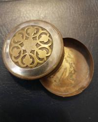 Enfiye Kutusu,   İlaç Kutusu,  Testere el işi,  Davut Yıldızı motifli. Pirinç,  5,5 x 2 cm..