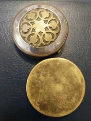 Enfiye Kutusu,   İlaç Kutusu,  Testere el işi,  Davut Yıldızı motifli. Pirinç,  5,5 x 2 cm..