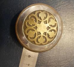 Enfiye Kutusu,   İlaç Kutusu,  Testere el işi,  Davut Yıldızı motifli. Pirinç,  5,5 x 2 cm..