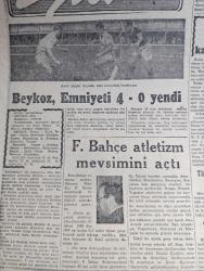 Cumhuriyet Gazetesi - 14 Aralık 1956 - NATO'da Kıbrıs İçin Sert Tartışmalar Oldu - Rusya Macaristana 3 Tümen Daha Gösterdi - İngiliz Dışişleri Bakanı Selwyn Lloyd NATO Bakanlar Konseyi Toplantısında Konuşurken Fotoğraf - Kaçakçılığa Karşı Cenub Hududlarımızda Bazı Köyler Tahliye Edilecek -  Reşat Nuri Güntekin'i Dün Toprağa Verdik Fotoğraf - İstanbul Halkı Binecek Nakil Vasıtası Bulamıyor Fotoğraf - Aşktan Da Üstün Yazan Elizabeth Gaskell Yazı Dizisi - Kıbrıs Ve NATO Yazan Ömer Sami Coşar Köşe Yazısı - Birkaç Fıkra Yazan Burhan Felek Köşe Yazısı - Akbank - Tarihin Tarihi İsmi Tarihe Geçen Hapishane Kaçkını Yazan Alain Decause - Ankara İstanbul Radyosu Programı - Fenerbahçe Atletizm Mevsimini Açtı - Beykoz Emniyeti 4 0 Yendi - İstanbullu Boksör Taki Ziyaris'in Münih'te ki Maçı - Fenerbahçe'nin Dünkü Antrenmanı - Vim Temizleyici