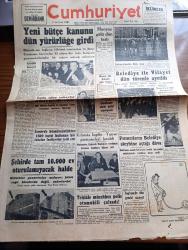 Cumhuriyet Gazetesi - 2 Mart 1956 - Yeni Bütçe Kanunu Dün Yürürlüğe Girdi - Türkiye Amerika Ordu Maçı Fotoğraf - Manyas Gölü Dün Taştı - Caz Şarkıcısı Celal İnce New York Radyosunda - İstifa Eden Subaylar Orduya Girebilecekler - Belediye İle Vilayet Dün Törenle Ayrıldı - Eisenhower Seçim Gezisi Yapmayacak - Çakırcalıyı Biz Öldürdük Yazan Yaşar Kemal Yazı Dizisi - Devlet Biziz Yazan Tarık Zafer Tunaya - Grace Kelly Avrupa'ya Gelmeye Hazırlanıyor - Türkiye İş Bankası - Harbiye Binası Yıktırılacak - Kızıl Çin 1 Erimizi Teslim Etti - Resimli Romanımız Çalınan Tabanca Yazan George Orwel - Sanayi Bataklığı Haliç - Bulmaca - Yaşar Kemal'in Bebek İsimli Uzun Hikayesi Fransızcaya Çevrildi - Perde Artisti Lale Oraloğlu Puro Tuvalet Sabunu Kullanıyor - Turgay Şeren Fotoğraf - Macar Futbolcular İstanbul'da - Güreş Federasyonu Başkanı Vehbi Emre Basın Toplantısı Yapacak - Opon Ağrı Kesici