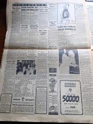 Cumhuriyet Gazetesi - 5 Eylül 1957 - Demokrat Parti İdarecileri Seçime Karar Verdiler - Üç Muhalefet Partisinin Müşterek Tebliği - Haysiyet Divanına Verilecek Demokrat Partililer - Bunlar Arasında Kurucu Fuat Köprülü'de Var - Ürdün'ün Sevimli Kraliçesi Dina İle Bir Görüşme Yaptık Fotoğraf - Kıbrıs'ta Türklerin Hazırladığı Bombalar - Türkiye'de Doğan Bir Köpek Amerika'da Meşhur Oldu - İblisin Kızı Yazan Guy Des Cars Yazı Dizisi - Resimli Romanımız Batan Geminin Esrarı Yazan Pierre Gordeaux Yazı Dizisi - Cennet Yolu Lale Sinemasında - Yıldırım Adam Elhamra Sinemasında - Irak'taki Türklerin Durumu - Kuruçeşme Sırtlarında 410 Yataklı Büyük Bir Turistik Otel İnşa Edilecek - Galatasaray Kampa Girdi Fenerbahçe Bugün Giriyor - Metin Oktay - Naci Erdem - Beşiktaş'ın Vefa Önünden Mağlup Ayrıldı - Milli Maça Gelecek Romanya Basketbol Takımı Belli Oldu - Fay Temizleme Tozu - Krem Pertev - Asporal Ağrı Kesici - Sağırlar Olimpiyatı Sona Erdi - Adalet Takımında Değişikler Yapılacak - Otel Berlin