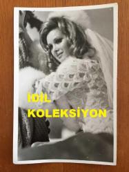 FİLİZ AKIN'IN ORİJİNAL FOTOĞRAFI - 18 x 12 cm EBADINDA - FİLİZ AKIN 1970'LERDE BİR YEŞİLÇAM FİLMİ SAHNESİNDE GELİNLİKLE GÜLÜMSERKEN