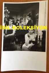 FİLİZ AKIN'IN ORİJİNAL FOTOĞRAFI - 18 x 12 cm EBADINDA - FİLİZ AKIN, ÖNDER SOMER, ÇOLPAN İLHAN ve GÜLSÜM KAMU ''TAMİRCİ PARÇASI (1965)'' ADLI FİLMDE AYNI KAREDELER (AYHAN IŞIK'IN BAŞROLDE OYNADIĞI ve VAHİ ÖZÜN DE RENK KATTIĞI DEĞERLİ BİR YEŞİLÇAM YAPITI)