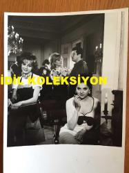 FİLİZ AKIN'IN ORİJİNAL FOTOĞRAFI - 18 x 12 cm EBADINDA - FİLİZ AKIN, ÖNDER SOMER, ÇOLPAN İLHAN ve GÜLSÜM KAMU ''TAMİRCİ PARÇASI (1965)'' ADLI FİLMDE AYNI KAREDELER (AYHAN IŞIK'IN BAŞROLDE OYNADIĞI ve VAHİ ÖZÜN DE RENK KATTIĞI DEĞERLİ BİR YEŞİLÇAM YAPITI)