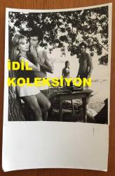 FİLİZ AKIN'IN ORİJİNAL FOTOĞRAFI - 18 x 12 cm EBADINDA - FİLİZ AKIN, EKREM BORA, İZZET GÜNAY ve AYNUR AYDAN ''ARKADAŞIMIN AŞKISIN'' FİLMİNDE AYNI KAREDELERKEN ÇEKİLMİŞ ÇOK NET KALİTEDE BİR FOTOĞRAF, 1968