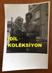 FİLİZ AKIN'IN ORİJİNAL FOTOĞRAFI - 18 x 12 cm EBADINDA - FİLİZ AKIN ve EDİZ HUN 1960'LARDA BİR YEŞİLÇAM FİLMİ ÇEKİMLERİNDE SOKAKTA KONUŞURLARKEN ÇEKİLMİŞ BİR KARE