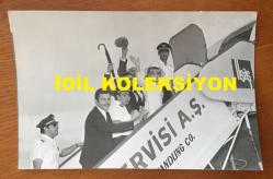 FİLİZ AKIN'IN ORİJİNAL FOTOĞRAFI - 18 x 12 cm EBADINDA - FİLİZ AKIN ve KARTAL TİBET BİR YEŞİLÇAM FİLMİ ÇEKİMİ İÇİN UÇAĞA BİNERLERKEN