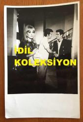 FİLİZ AKIN'IN ORİJİNAL FOTOĞRAFI - 18 x 12 cm EBADINDA - FİLİZ AKIN, İZZET GÜNAY ve EKREM BORA ''ARKADAŞIMIN AŞKISIN'' YEŞİLÇAM FİLMİ ÇEKİMLERİNDE AYNI KAREDELER, 1968