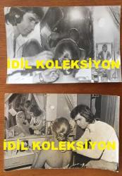 FİLİZ AKIN'IN ORİJİNAL 2'Lİ FOTOĞRAF SETİ - 18 x 12 cm EBADINDA - FİLİZ AKIN 1970'LERDE SAHNE ÖNCESİ AYNA KARŞISINDA MAKYÖZÜ EŞLİĞİNDE MAKYAJINI YAPARKEN ÇEKİLMİŞ 2 FARKLI KARE (AYNADA OĞLU İLKER İNANOĞLU'NUN ÇEÇŞİTLİ FOTOĞRAFLARI)