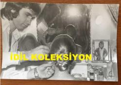 FİLİZ AKIN'IN ORİJİNAL 2'Lİ FOTOĞRAF SETİ - 18 x 12 cm EBADINDA - FİLİZ AKIN 1970'LERDE SAHNE ÖNCESİ AYNA KARŞISINDA MAKYÖZÜ EŞLİĞİNDE MAKYAJINI YAPARKEN ÇEKİLMİŞ 2 FARKLI KARE (AYNADA OĞLU İLKER İNANOĞLU'NUN ÇEÇŞİTLİ FOTOĞRAFLARI)