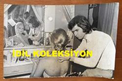 FİLİZ AKIN'IN ORİJİNAL 2'Lİ FOTOĞRAF SETİ - 18 x 12 cm EBADINDA - FİLİZ AKIN 1970'LERDE SAHNE ÖNCESİ AYNA KARŞISINDA MAKYÖZÜ EŞLİĞİNDE MAKYAJINI YAPARKEN ÇEKİLMİŞ 2 FARKLI KARE (AYNADA OĞLU İLKER İNANOĞLU'NUN ÇEÇŞİTLİ FOTOĞRAFLARI)