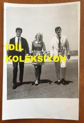 FİLİZ AKIN'IN ORİJİNAL FOTOĞRAFI - 18 x 12 cm EBADINDA - FİLİZ AKIN, İZZET GÜNAY ve EKREM BORA ''ARKADAŞIMIN AŞKISIN'' YEŞİLÇAM FİLMİ ÇEKİMLERİNDE YAN YANA YÜRÜRLERKEN, 1968