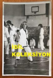 Efemera - FİLİZ AKIN'IN ORİJİNAL FOTOĞRAFI - 18 x 12 cm EBADINDA - FİLİZ AKIN ''KARATECİ KIZ (1973)'' YEŞİLÇAM FİLMİNDE BASKETBOL PARKESİ ÜZERİNDE KARATE YAPARKEN - kitantik - kitaLog