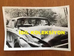 FİLİZ AKIN'IN ORİJİNAL 3'LÜ FOTOĞRAF SETİ - 18 x 12 cm EBADINDA - FİLİZ AKIN ve EKREM BORA'NIN YEŞİLÇAM FİLMİNDE ARABAYLA KAZA YAPIP ARABANIN İNFİLAK ETMESİ SAHNESİNDE KULLANDIKLARI BEZ MANKENLER, KAZA SONRASI ARACIN PATLAMA ANI ve ARABA İÇİNDE BİRLİKTELERKEN ÇEKİLMİŞ 3 FARKLI KARE