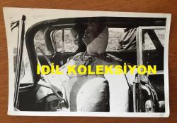 FİLİZ AKIN'IN ORİJİNAL 3'LÜ FOTOĞRAF SETİ - 18 x 12 cm EBADINDA - FİLİZ AKIN ve EKREM BORA'NIN YEŞİLÇAM FİLMİNDE ARABAYLA KAZA YAPIP ARABANIN İNFİLAK ETMESİ SAHNESİNDE KULLANDIKLARI BEZ MANKENLER, KAZA SONRASI ARACIN PATLAMA ANI ve ARABA İÇİNDE BİRLİKTELERKEN ÇEKİLMİŞ 3 FARKLI KARE