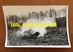 FİLİZ AKIN'IN ORİJİNAL 3'LÜ FOTOĞRAF SETİ - 18 x 12 cm EBADINDA - FİLİZ AKIN ve EKREM BORA'NIN YEŞİLÇAM FİLMİNDE ARABAYLA KAZA YAPIP ARABANIN İNFİLAK ETMESİ SAHNESİNDE KULLANDIKLARI BEZ MANKENLER, KAZA SONRASI ARACIN PATLAMA ANI ve ARABA İÇİNDE BİRLİKTELERKEN ÇEKİLMİŞ 3 FARKLI KARE