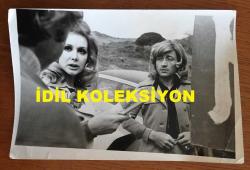 FİLİZ AKIN'IN ORİJİNAL FOTOĞRAFI - 18 x 12 cm EBADINDA - FİLİZ AKIN YEŞİLÇAM FİLM ÇEKİMLERİNDE SET EKİBİYLE KONUŞURKEN ÇEKİLMİŞ BİR KARE