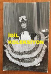 FİLİZ AKIN'IN OĞLU İLKER İNANOĞLU'NUN ORİJİNAL FOTOĞRAFI - 18 x 12 cm EBADINDA - İLKER İNANOĞLU PERUK TAKIP ETEK GİYEREK GÜLÜMSERKEN ÇEKİLMİŞ BİR KARE
