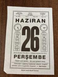 26 HAZİRAN 2003 - TAKVİM YAPRAĞI - DOĞUM GÜNÜ HEDİYESİ - BÜYÜK SAATLİ MAARİF TAKVİMİ - NACİ KASIM - CAN YÜCEL - ÇEVİRMEN YAZAR ZİHNİ KÜÇÜMEN'İN VEFATI - SARI ESİRLER YAZARI AMERİKALI ROMANCI PEARL S.BUCK DOĞDU - BAZILARIMIZ İÇİN MUTLU OLMAK ZOR DEĞİL