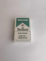 Yeşil mentollü Marlboro sigara dolu paket