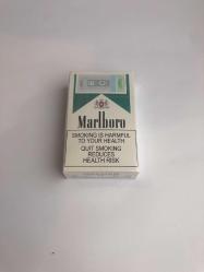 Yeşil mentollü Marlboro sigara dolu paket