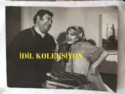 FİLİZ AKIN'IN ORİJİNAL BÜYÜK BOY 4'LÜ FOTOĞRAF SETİ - 24 x 18 cm EBADINDA - ''HIRSIZ KIZ (1968)'' ADLI YEŞİLÇAM FİLMİNDEN ÇEKİLMİŞ 4 FARKLI KARE, FİLİZ AKIN, KARTAL TİBET, NASIR MELEK, İREÇ KADİRİ ve HUMAYUN TEBRİZYAN FOTOĞRAFLARDA YER ALMAKTADIR.