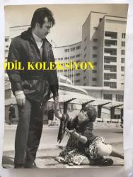 FİLİZ AKIN'IN ORİJİNAL BÜYÜK BOY 4'LÜ FOTOĞRAF SETİ - 24 x 18 cm EBADINDA - ''HIRSIZ KIZ (1968)'' ADLI YEŞİLÇAM FİLMİNDEN ÇEKİLMİŞ 4 FARKLI KARE, FİLİZ AKIN, KARTAL TİBET, NASIR MELEK, İREÇ KADİRİ ve HUMAYUN TEBRİZYAN FOTOĞRAFLARDA YER ALMAKTADIR.