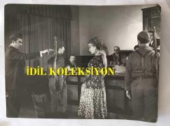 FİLİZ AKIN'IN ORİJİNAL BÜYÜK BOY 4'LÜ FOTOĞRAF SETİ - 24 x 18 cm EBADINDA - ''HIRSIZ KIZ (1968)'' ADLI YEŞİLÇAM FİLMİNDEN ÇEKİLMİŞ 4 FARKLI KARE, FİLİZ AKIN, KARTAL TİBET, NASIR MELEK, İREÇ KADİRİ ve HUMAYUN TEBRİZYAN FOTOĞRAFLARDA YER ALMAKTADIR.