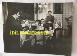 FİLİZ AKIN'IN ORİJİNAL BÜYÜK BOY 4'LÜ FOTOĞRAF SETİ - 24 x 18 cm EBADINDA - ''HIRSIZ KIZ (1968)'' ADLI YEŞİLÇAM FİLMİNDEN ÇEKİLMİŞ 4 FARKLI KARE, FİLİZ AKIN, KARTAL TİBET, NASIR MELEK, İREÇ KADİRİ ve HUMAYUN TEBRİZYAN FOTOĞRAFLARDA YER ALMAKTADIR.