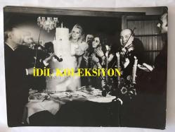 FİLİZ AKIN'IN ORİJİNAL BÜYÜK BOY FOTOĞRAFI - 24 x 18 cm EBADINDA - FİLİZ AKIN 1960'LARDAN BİR YEŞİLÇAM FİLM SAHNESİNDE PASTA ÜZERİNDEKİ MUMLARA ÜFLERKEN