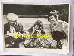 FİLİZ AKIN'IN ORİJİNAL BÜYÜK BOY FOTOĞRAFI - 24 x 18 cm EBADINDA - FİLİZ AKIN 1960'LARDAN BİR YEŞİLÇAM FİLM SAHNESİNDE İRAN'LI KOMEDYENLERLE KARPUZ YERKEN ÇEKİLMİŞ BİR KARE