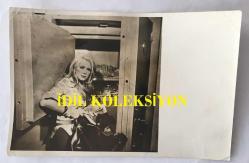 FİLİZ AKIN'IN ORİJİNAL FOTOĞRAFI - 18 x 12 cm EBADINDA - FİLİZ AKIN 1970'LERDE BİR YEŞİLÇAM FİLMİ SAHNESİNDE KASADAN PARALARI ALIRKEN