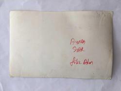 FİLİZ AKIN'IN ORİJİNAL FOTOĞRAFI - 18 x 12 cm EBADINDA - FİLİZ AKIN 1970'LERDE BİR YEŞİLÇAM FİLMİ SAHNESİNDE KASADAN PARALARI ALIRKEN