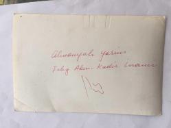FİLİZ AKIN'IN ORİJİNAL FOTOĞRAFI - 18 x 12 cm EBADINDA - FİLİZ AKIN 1970'LERDE BİR YEŞİLÇAM FİLMİ SAHNESİNDE OTOMOBİL İÇİNDEYKEN KADİR İNANIR'I TUTUKLAYAN POLİSE TABANCA TUTARKEN ''ALMANYALI YARİM (1974)''